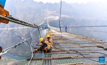 China acelera construção de ponte a 625 m de altura sobre cânion para bater recorde mundial (Reprodução/Xinhua – 27.03.2024)
